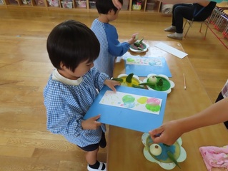 七夕飾りを作っている子どもたちの写真