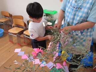 七夕飾りを飾っている子どもたちの写真