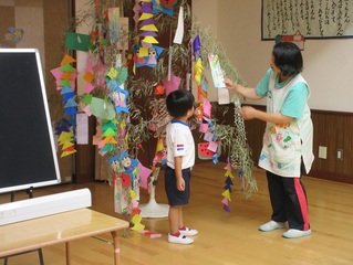 七夕飾りの紹介をしている子どもの写真