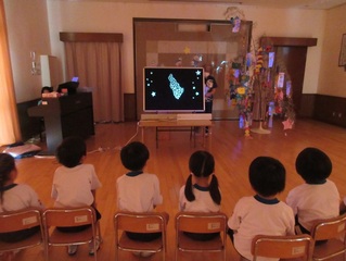 七夕の話を見ている子どもたちの写真