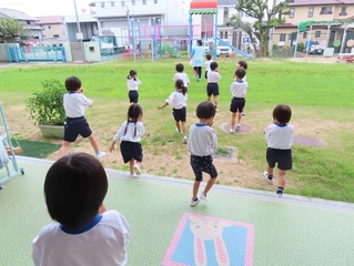 避難訓練に参加している子どもたちの写真