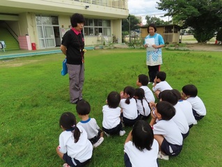 避難訓練に参加している子どもたちの写真