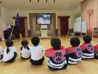 避難訓練に参加している子どもたちの写真