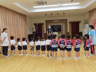 避難訓練に参加している子どもたちの写真