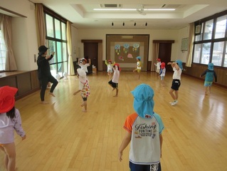 体操をしている子どもたちの写真