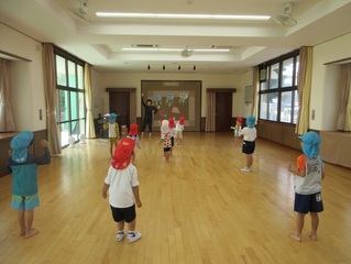 体操をしている子どもたちの写真