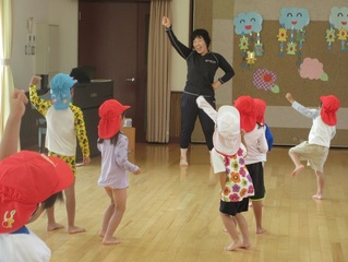 体操をしている子どもたちの写真
