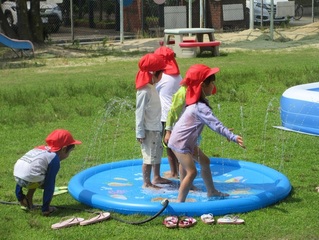 水遊びをしている子どもたちの写真