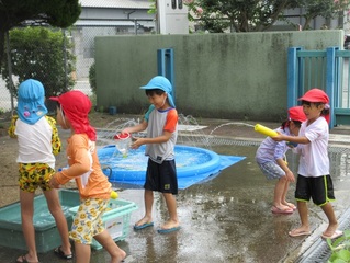 水遊びをしている子どもたちの写真