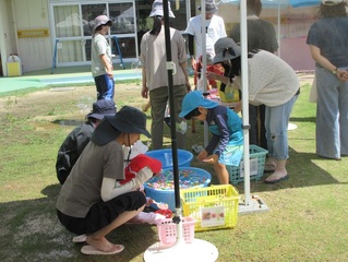 水遊びをしている子どもたちの写真