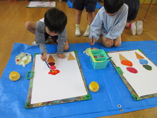 アイスクリームを描いている子どもたちの写真