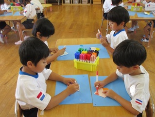 折り紙を折っている子どもたちの写真