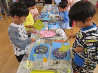 スパッタリングをしている子どもたちの写真