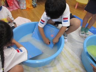 片付けをしている子どもたちの写真