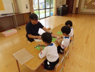 囲碁で遊んでいる子どもたちの写真