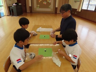 囲碁で遊んでいる子どもたちの写真