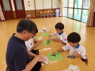 囲碁で遊んでいる子どもたちの写真