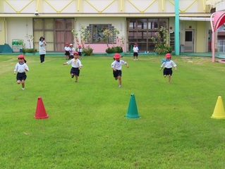 かけっこをしている子どもたちの写真