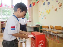 ハガキを投函している子どもたちの写真