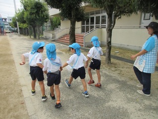 ハガキ投函に出かけた子どもたちの写真