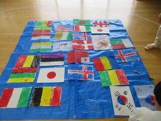 親子で描いた旗の写真