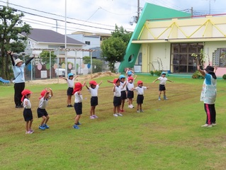 体操をしている子どもたちの写真