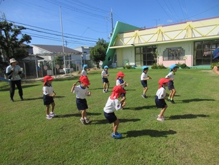 体操をしている子どもたちの写真