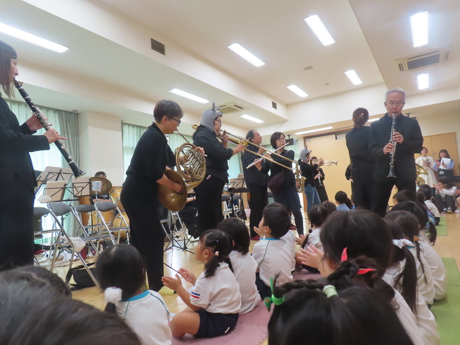 楽団の方たちが来てくれました。