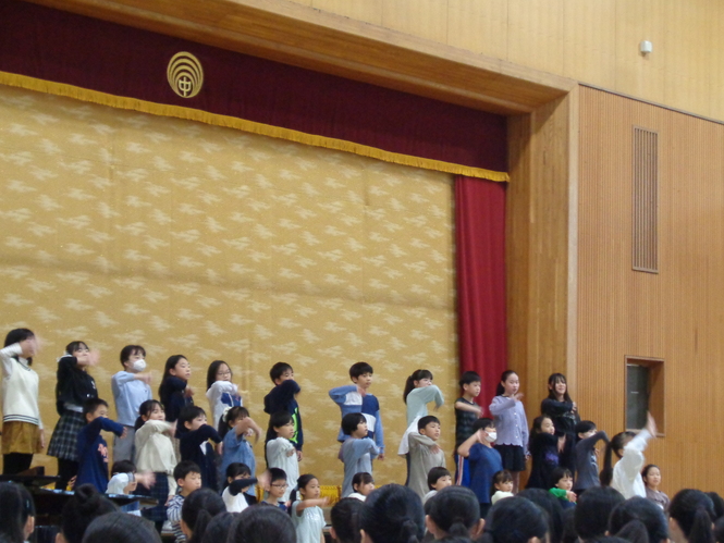 10月22日（水曜日）4年生が光ガ丘中学校文化祭で音楽の発表をしました。