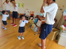 中学生と遊んでいる子どもたちの写真