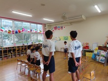 中学生と遊んでいる子どもたちの写真