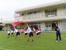 中学生と遊んでいる子どもたちの写真