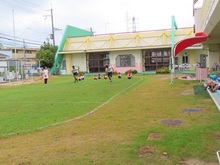 中学生と遊んでいる子どもたちの写真