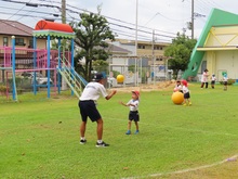 中学生と遊んでいる子どもたちの写真