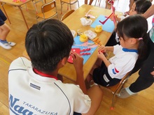 中学生と遊んでいる子どもたちの写真