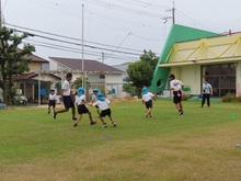 中学生と遊んでいる子どもたちの写真