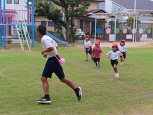 中学生と遊んでいる子どもたちの写真