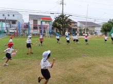 中学生と遊んでいる子どもたちの写真