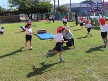 運動会ごっこをしている子どもたちの写真