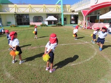 運動会ごっこをしている子どもたちの写真