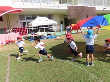 運動会ごっこをしている子どもたちの写真