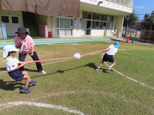 運動会ごっこをしている子どもたちの写真