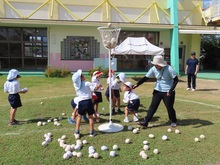 運動会ごっこをしている子どもたちの写真