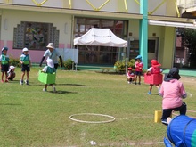 運動会ごっこをしている子どもたちの写真