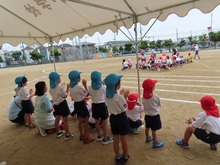 リレーを応援している子どもたちの写真