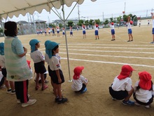 ソーランを応援している子どもたちの写真