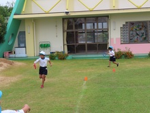 リレーをしている子どもたちの写真