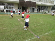 かけっこをしている子どもたちの写真