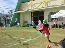 保育園の友達とリレーをしている子どもたちの写真