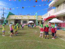 保育園の友達と遊んでいる子どもたちの写真
